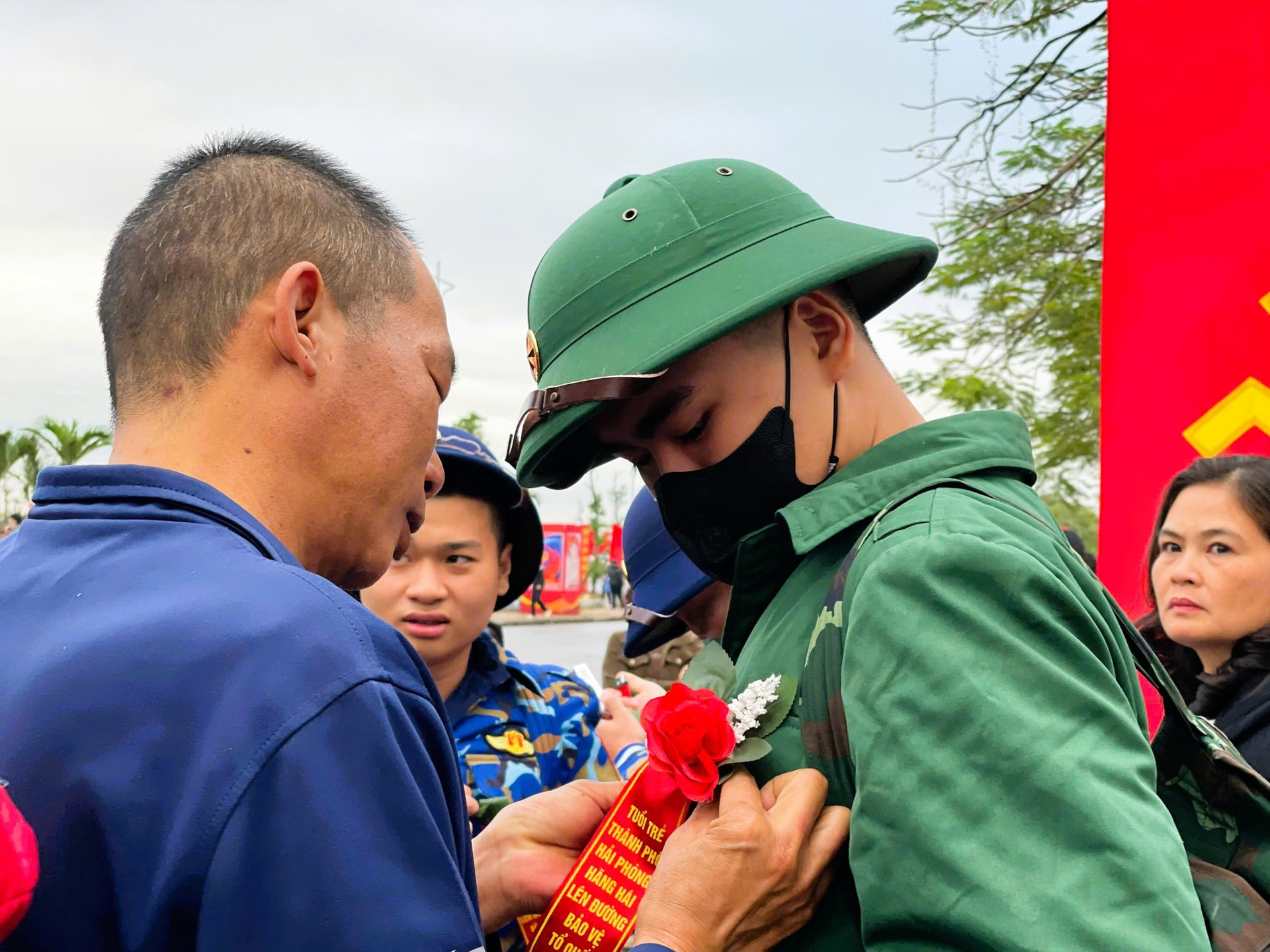Nghẹn ngào giây phút tiễn tân binh Hải Phòng lên đường nhập ngũ trong Ngày hội tòng quân 2026- Ảnh 7. Nghẹn ngào giây phút tiễn tân binh Hải Phòng lên đường nhập ngũ trong Ngày hội tòng quân 2026- Ảnh 7.