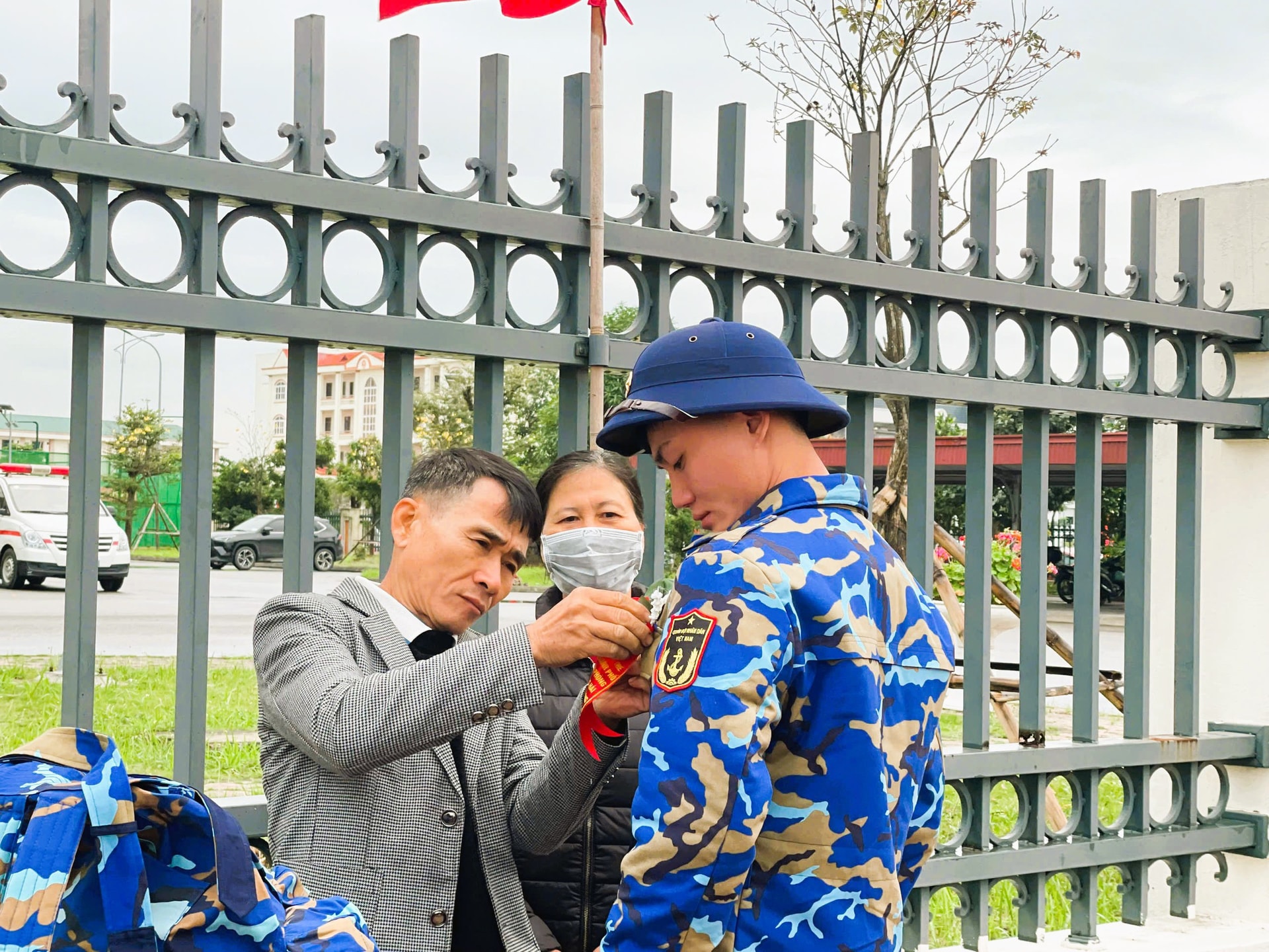 Nghẹn ngào giây phút tiễn tân binh Hải Phòng lên đường nhập ngũ trong Ngày hội tòng quân 2026- Ảnh 8. Nghẹn ngào giây phút tiễn tân binh Hải Phòng lên đường nhập ngũ trong Ngày hội tòng quân 2026- Ảnh 8.