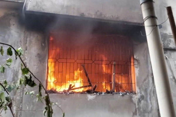 Hà Nội: Kịp thời khống chế đám cháy nhà dân trên phố Chùa Bộc- Ảnh 2.