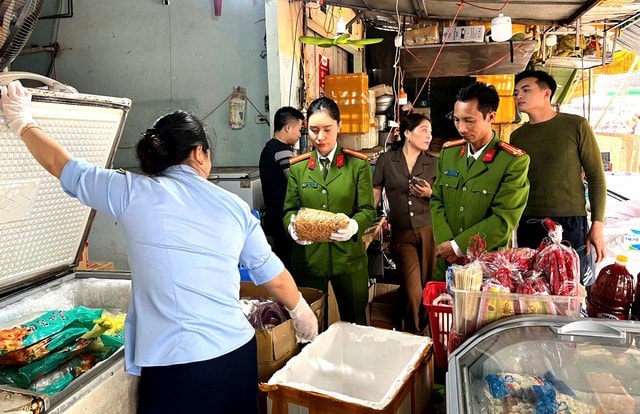 Kinh hoàng loạt thực phẩm bẩn bị thu giữ: Cá khoai nhiễm độc, lợn mắc dịch, nội tạng hôi thối- Ảnh 5.