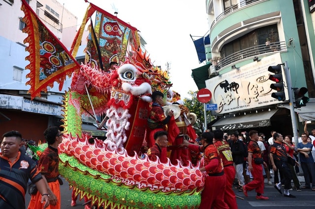 Hàng ngàn người tập trung ở Chợ Lớn xem lễ diễu hành Tết Nguyên tiêu- Ảnh 5.
