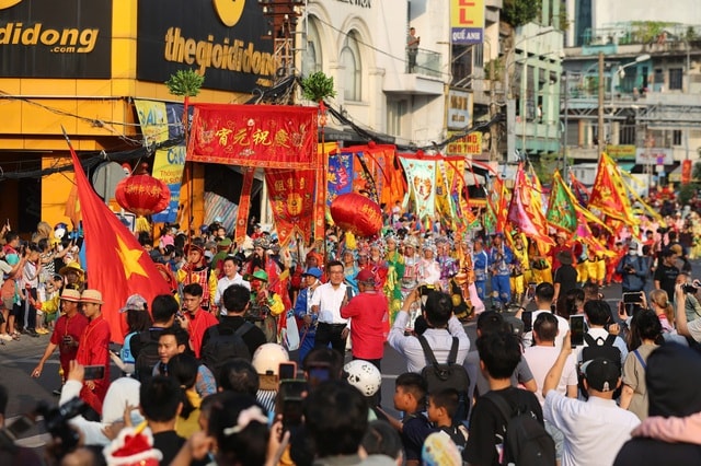 Hàng ngàn người tập trung ở Chợ Lớn xem lễ diễu hành Tết Nguyên tiêu- Ảnh 3.