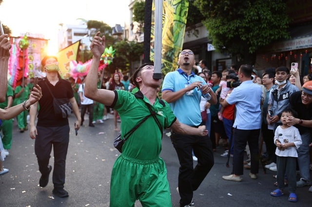 Hàng ngàn người tập trung ở Chợ Lớn xem lễ diễu hành Tết Nguyên tiêu- Ảnh 4.