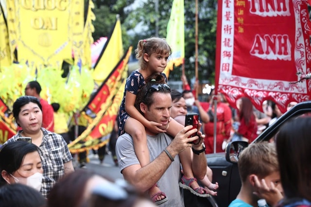 Hàng ngàn người tập trung ở Chợ Lớn xem lễ diễu hành Tết Nguyên tiêu- Ảnh 10.