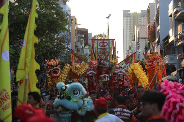 Hàng ngàn người tập trung ở Chợ Lớn xem lễ diễu hành Tết Nguyên tiêu- Ảnh 9.