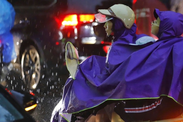 Không khí lạnh ảnh hưởng đến Trung Bộ gây mưa dông nhiều nơi- Ảnh 1. Không khí lạnh ảnh hưởng đến Trung Bộ gây mưa dông nhiều nơi- Ảnh 1.