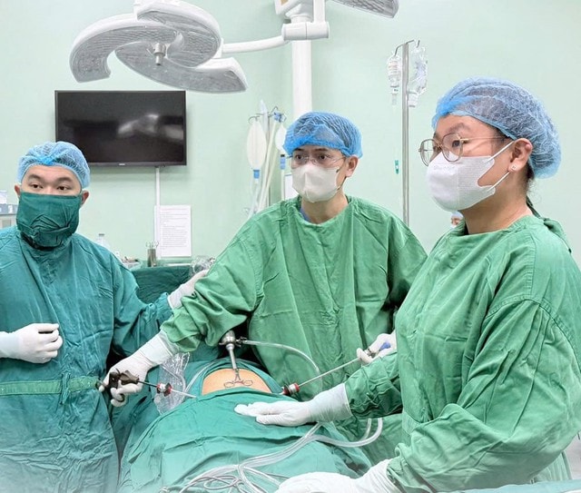 Nội soi bóc u nang buồng trứng khổng lồ, bảo tồn chức năng sinh sản cho thiếu nữ 15 tuổi- Ảnh 1.