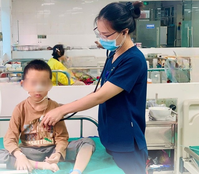 Uống nhầm bột thông cống, bé 8 tuổi bị bỏng thực quản nặng- Ảnh 1.