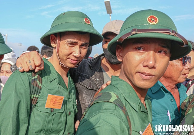 Giữa dòng người đông nghịt với những lời thăm hỏi, động viên của gia đình các tân binh, một ánh mắt đỏ hoe cùng giọt nước mắt lăn dài trên gương mặt tân binh trẻ bỗng trở nên nổi bật, khiến không khí phút chia tay thêm phần xúc động, chan chứa niềm tự hào và quyết tâm lên đường làm nhiệm vụ. Ảnh: Duy Ngọc.