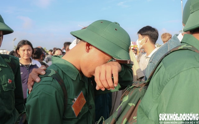Giọt nước mắt lặng lẽ của một tân binh trẻ trong giây phút  lên đường nhập ngũ. Ảnh: Duy Ngọc.
