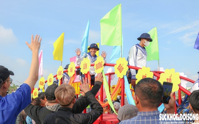 Ngoài những giây phút bịn rịn, nhiều tân binh trẻ nở nụ cười rạng rỡ, vẫy tay chào người thân và bạn bè trước giờ lên đường làm nhiệm vụ. Ảnh: Duy Ngọc.