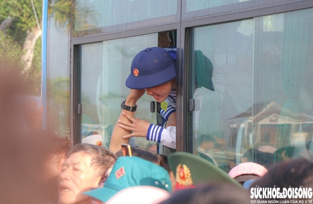 Tân binh chào người thân lên đường nhập ngũ, mang theo niềm tin và lời dặn dò yêu thương. Ảnh: Duy Ngọc.