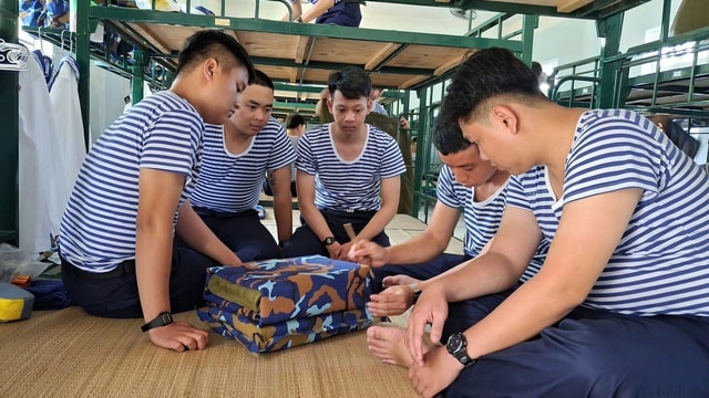 Ngày đầu tiên của tân binh ở Vùng 3 Hải quân- Ảnh 2. Ngày đầu tiên của tân binh ở Vùng 3 Hải quân- Ảnh 2.