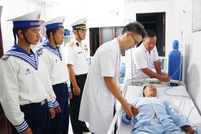 Quân y Trường Sa cứu ngư dân bị đột quỵ não trên biển- Ảnh 2.