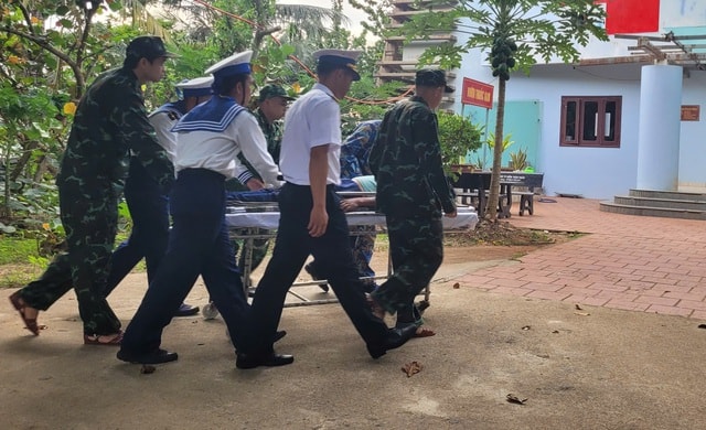 Quân y Trường Sa cứu ngư dân bị đột quỵ não trên biển- Ảnh 1.