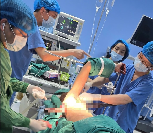 Nạn nhân bị thanh sắt đâm xuyên ngực trên cao tốc Nội Bài - Lào Cai đã được phẫu thuật thành công - Ảnh 2. Nạn nhân bị thanh sắt đâm xuyên ngực trên cao tốc Nội Bài - Lào Cai đã được phẫu thuật thành công - Ảnh 2.