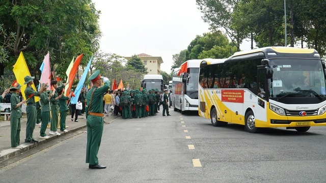 Chủ tịch Quốc hội Trần Thanh Mẫn dự lễ tiễn tân binh lên đường nhập ngũ- Ảnh 12.