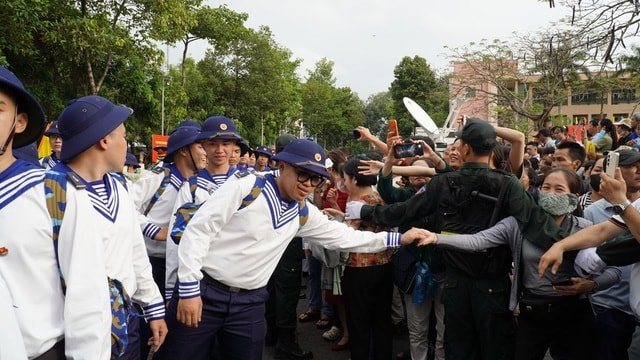 Chủ tịch Quốc hội Trần Thanh Mẫn dự lễ tiễn tân binh lên đường nhập ngũ- Ảnh 11.