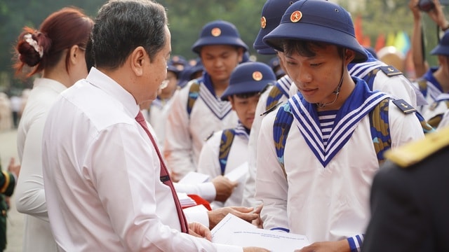 Chủ tịch Quốc hội Trần Thanh Mẫn dự lễ tiễn tân binh lên đường nhập ngũ- Ảnh 9.
