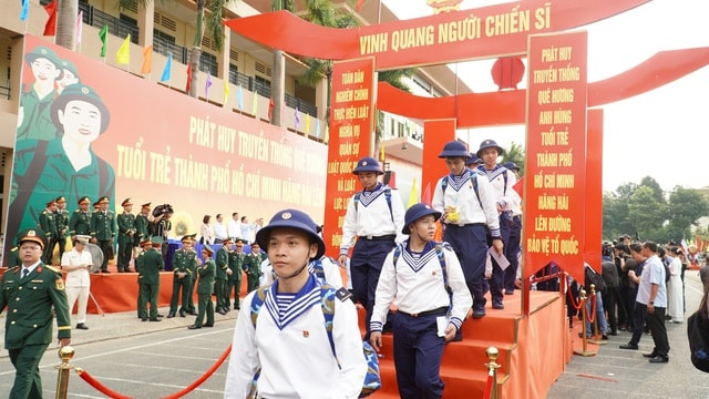 Chủ tịch Quốc hội Trần Thanh Mẫn dự lễ tiễn tân binh lên đường nhập ngũ- Ảnh 10.