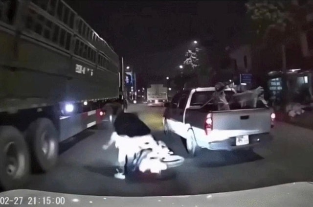 Chèn ép xe máy ngã sát bánh xe tải: Tài xế bán tải có thể đối mặt khung hình phạt nào?- Ảnh 1.