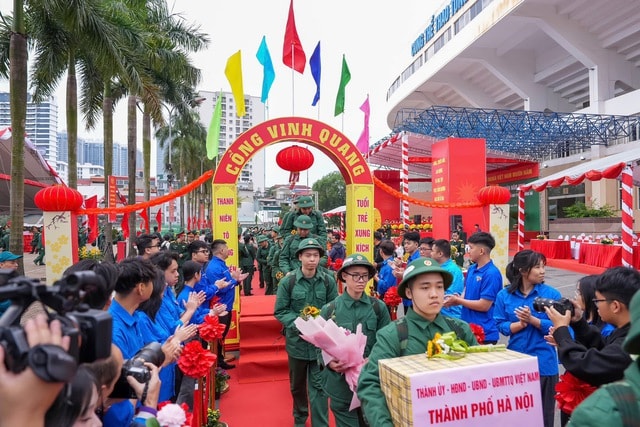 Hình ảnh đẹp về thanh niên Hà Nội lên đường nhập ngũ - Ảnh 4. Hình ảnh đẹp về thanh niên Hà Nội lên đường nhập ngũ - Ảnh 4.