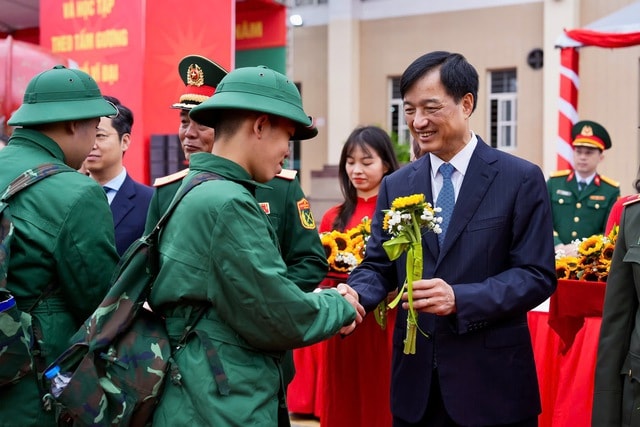 Hình ảnh đẹp về thanh niên Hà Nội lên đường nhập ngũ - Ảnh 3. Hình ảnh đẹp về thanh niên Hà Nội lên đường nhập ngũ - Ảnh 3.