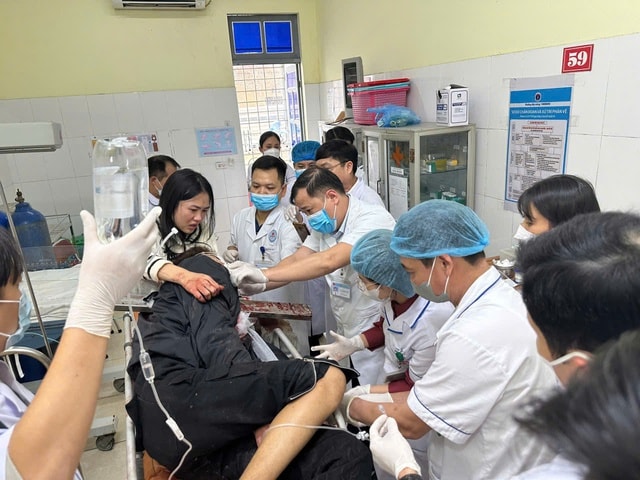 Nạn nhân bị thanh sắt đâm xuyên ngực trên cao tốc Nội Bài - Lào Cai đã được phẫu thuật thành công - Ảnh 1. Nạn nhân bị thanh sắt đâm xuyên ngực trên cao tốc Nội Bài - Lào Cai đã được phẫu thuật thành công - Ảnh 1.