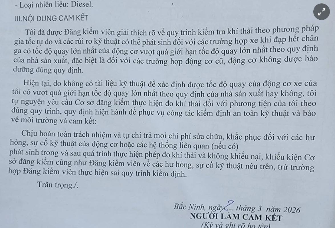 Trước bài kiểm tra, chủ xe được yêu cầu ký giấy cam kết miễn trừ trách nhiệm. (Ảnh: S.T.)