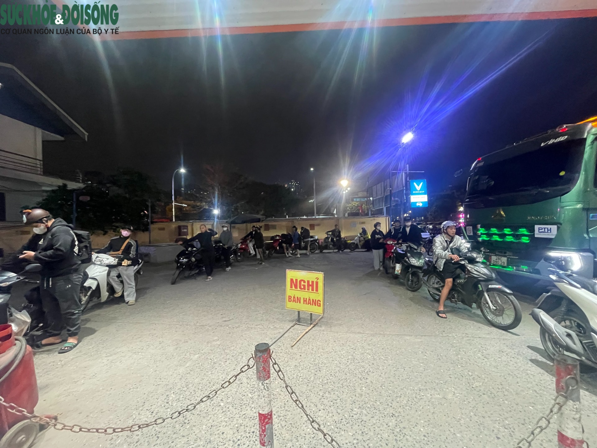 Người dân xếp hàng dài chờ đổ xăng lúc nửa đêm ở Hà Nội- Ảnh 1.
