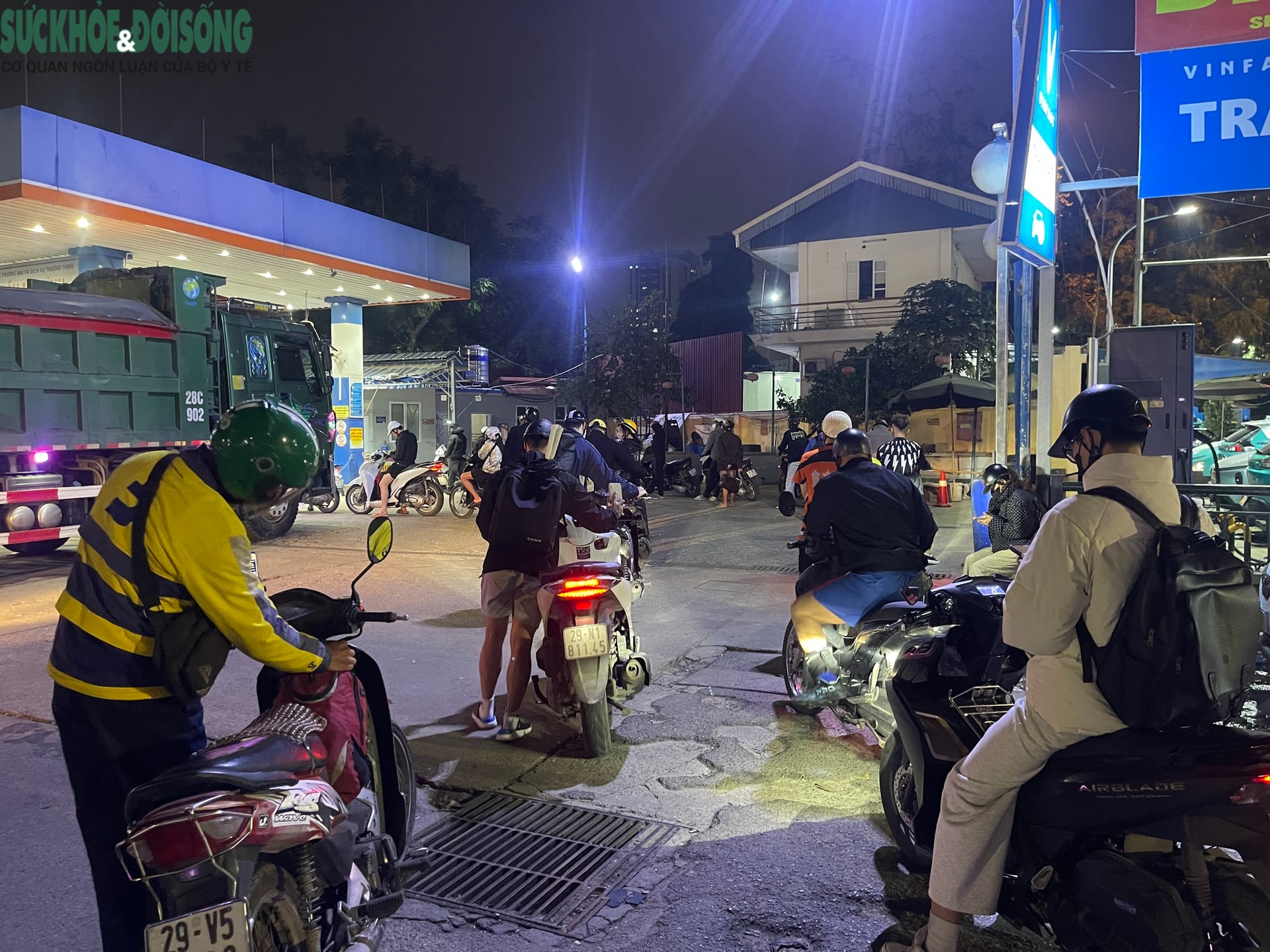 Người dân xếp hàng dài chờ đổ xăng lúc nửa đêm ở Hà Nội- Ảnh 2.