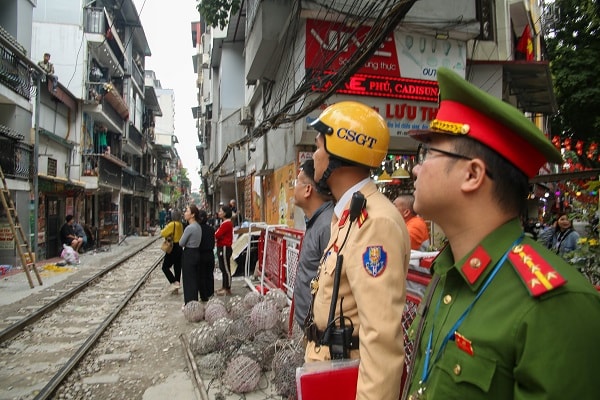 Ra quân xử lý ‘phố cà phê đường tàu’, nhiều hộ kinh doanh tự giác tháo dỡ- Ảnh 1.