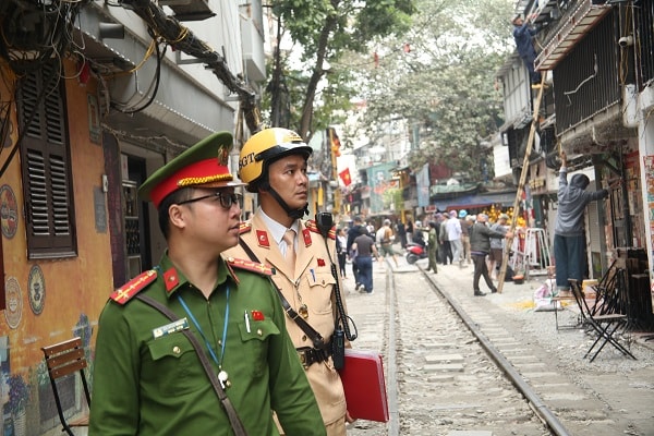 Ra quân xử lý ‘phố cà phê đường tàu’, nhiều hộ kinh doanh tự giác tháo dỡ- Ảnh 7.