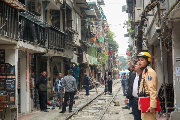 Ra quân xử lý ‘phố cà phê đường tàu’, nhiều hộ kinh doanh tự giác tháo dỡ- Ảnh 2.