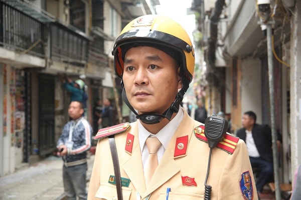 Ra quân xử lý ‘phố cà phê đường tàu’, nhiều hộ kinh doanh tự giác tháo dỡ- Ảnh 6.