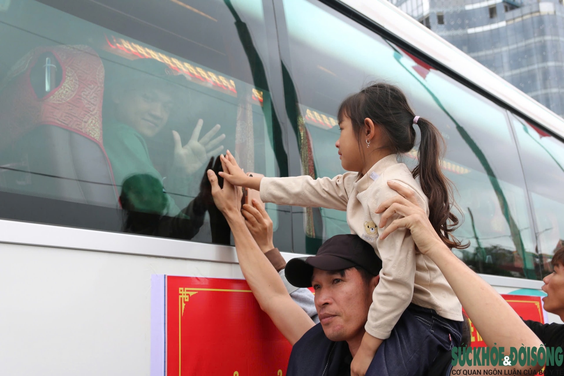 Những khoảnh khắc xúc động trong ngày tiễn quân lên đường nhập ngũ ở Nghệ An- Ảnh 1. Những khoảnh khắc xúc động trong ngày tiễn quân lên đường nhập ngũ ở Nghệ An- Ảnh 1.