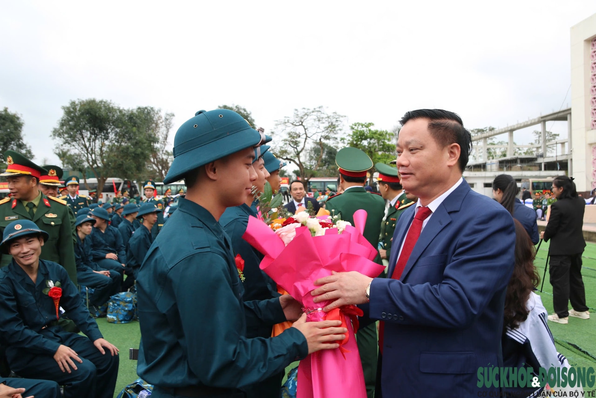 Những khoảnh khắc xúc động trong ngày tiễn quân lên đường nhập ngũ ở Nghệ An- Ảnh 2. Những khoảnh khắc xúc động trong ngày tiễn quân lên đường nhập ngũ ở Nghệ An- Ảnh 2.