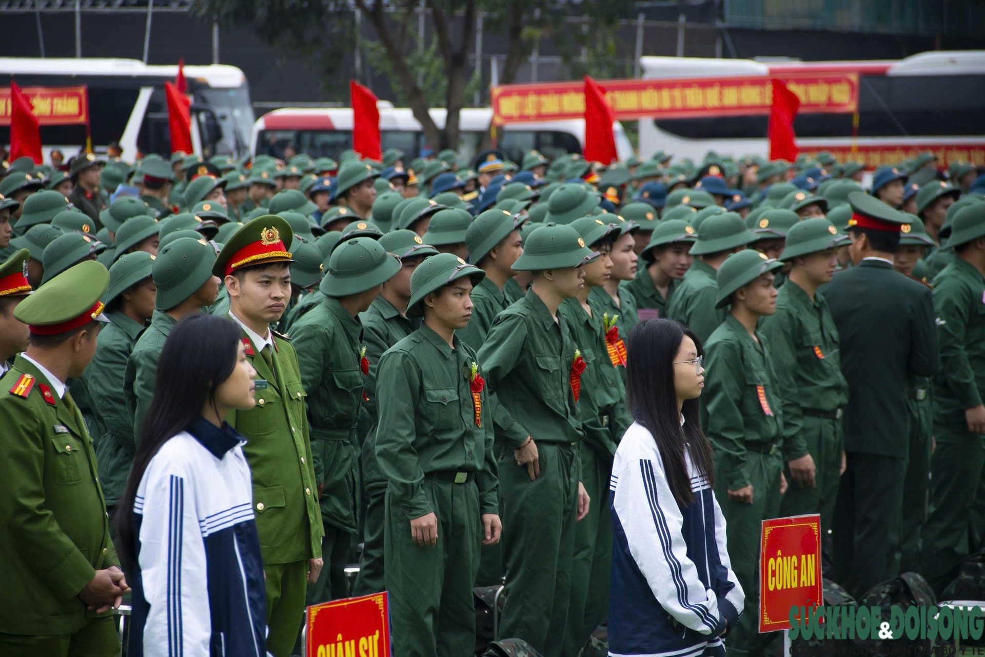 Những khoảnh khắc xúc động trong ngày tiễn quân lên đường nhập ngũ ở Nghệ An- Ảnh 3. Những khoảnh khắc xúc động trong ngày tiễn quân lên đường nhập ngũ ở Nghệ An- Ảnh 3.