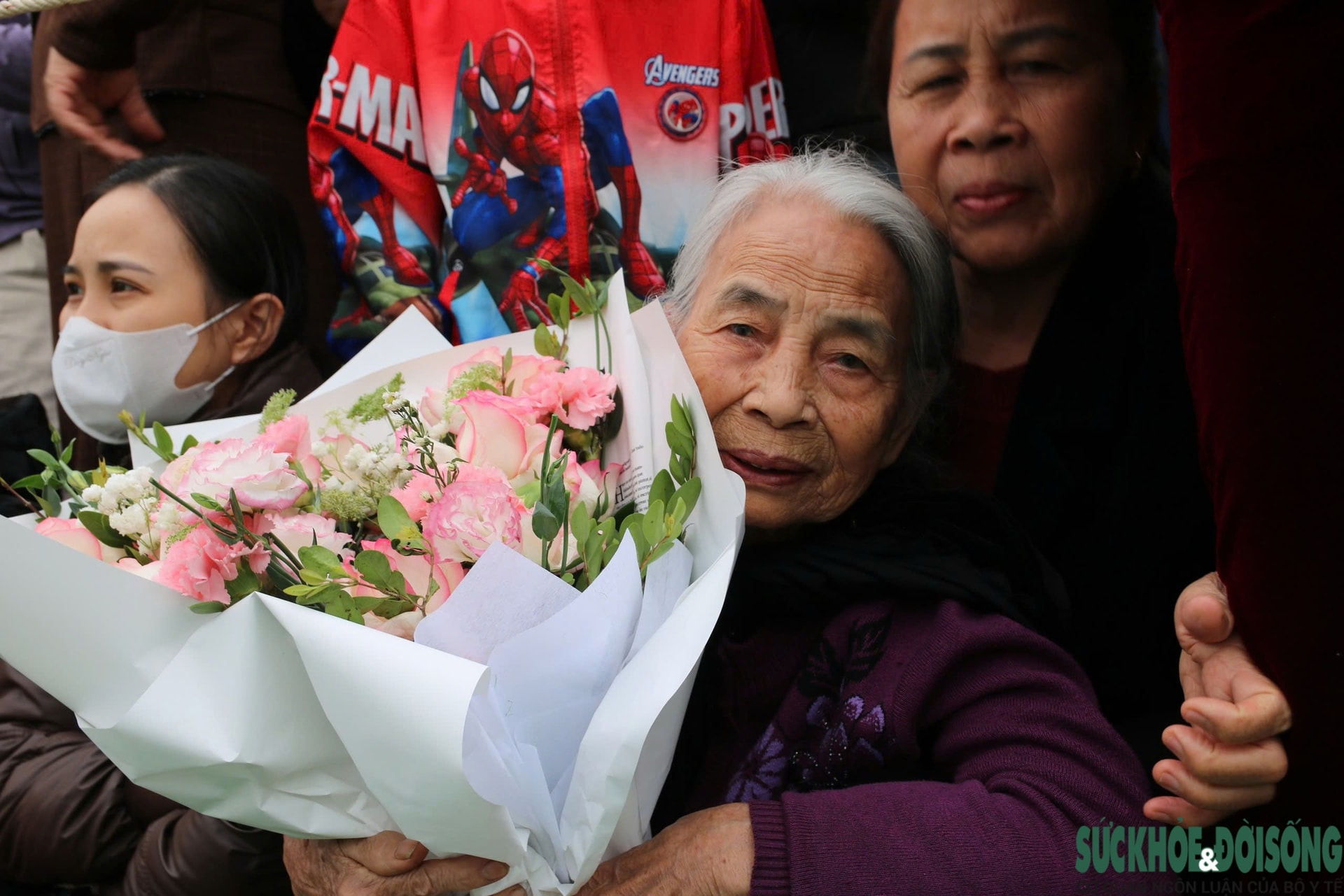 Những khoảnh khắc xúc động trong ngày tiễn quân lên đường nhập ngũ ở Nghệ An- Ảnh 6. Những khoảnh khắc xúc động trong ngày tiễn quân lên đường nhập ngũ ở Nghệ An- Ảnh 6.