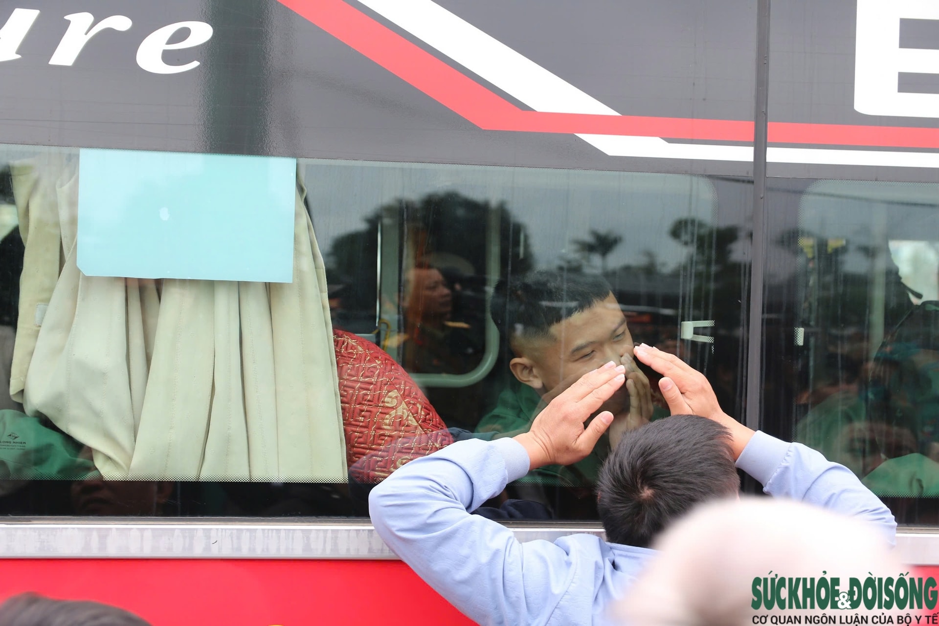 Những khoảnh khắc xúc động trong ngày tiễn quân lên đường nhập ngũ ở Nghệ An- Ảnh 7. Những khoảnh khắc xúc động trong ngày tiễn quân lên đường nhập ngũ ở Nghệ An- Ảnh 7.