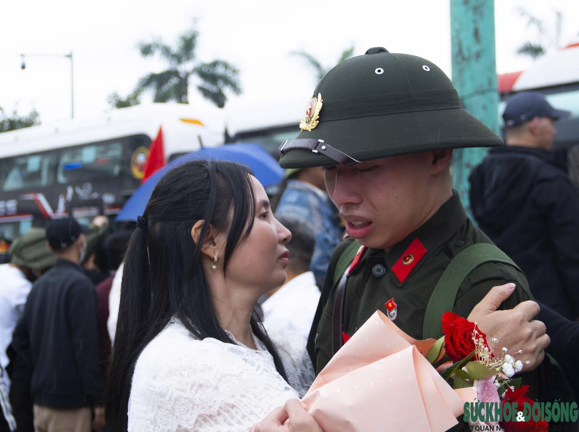 Những khoảnh khắc xúc động trong ngày tiễn quân lên đường nhập ngũ ở Nghệ An- Ảnh 9. Những khoảnh khắc xúc động trong ngày tiễn quân lên đường nhập ngũ ở Nghệ An- Ảnh 9.