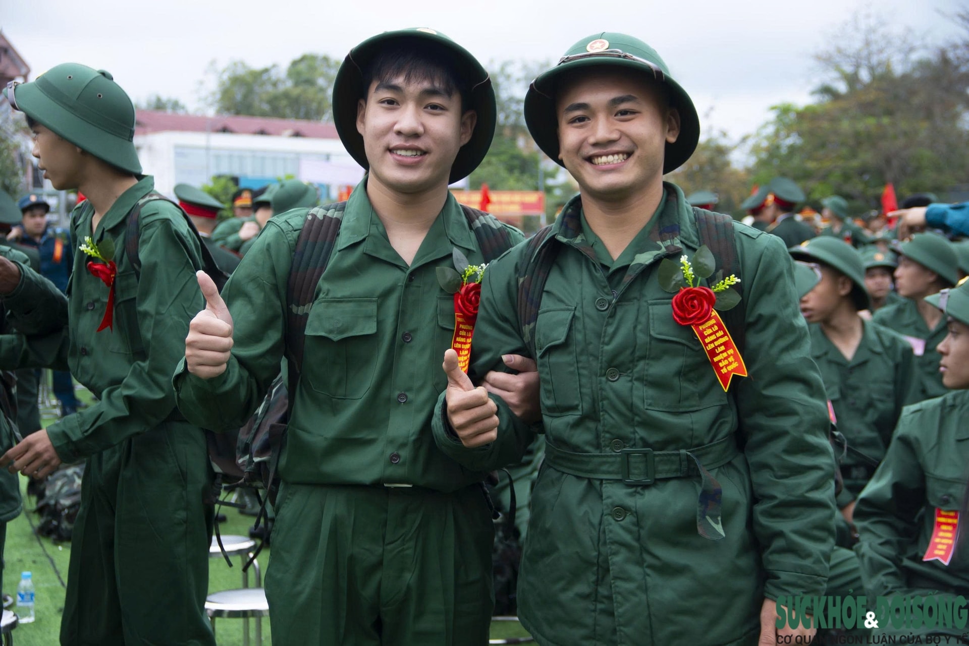 Những khoảnh khắc xúc động trong ngày tiễn quân lên đường nhập ngũ ở Nghệ An- Ảnh 14. Những khoảnh khắc xúc động trong ngày tiễn quân lên đường nhập ngũ ở Nghệ An- Ảnh 14.