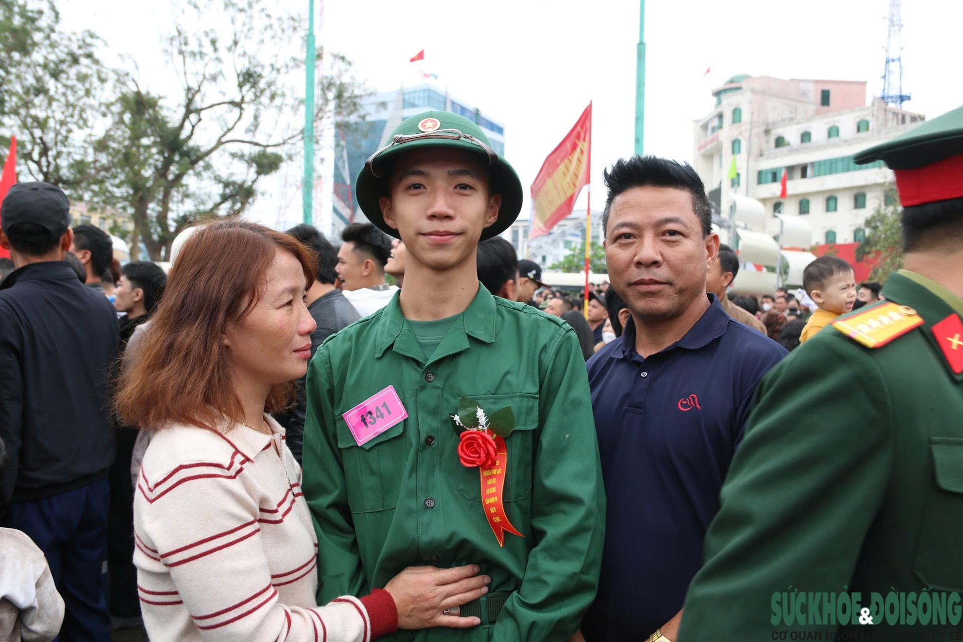 Những khoảnh khắc xúc động trong ngày tiễn quân lên đường nhập ngũ ở Nghệ An- Ảnh 15. Những khoảnh khắc xúc động trong ngày tiễn quân lên đường nhập ngũ ở Nghệ An- Ảnh 15.