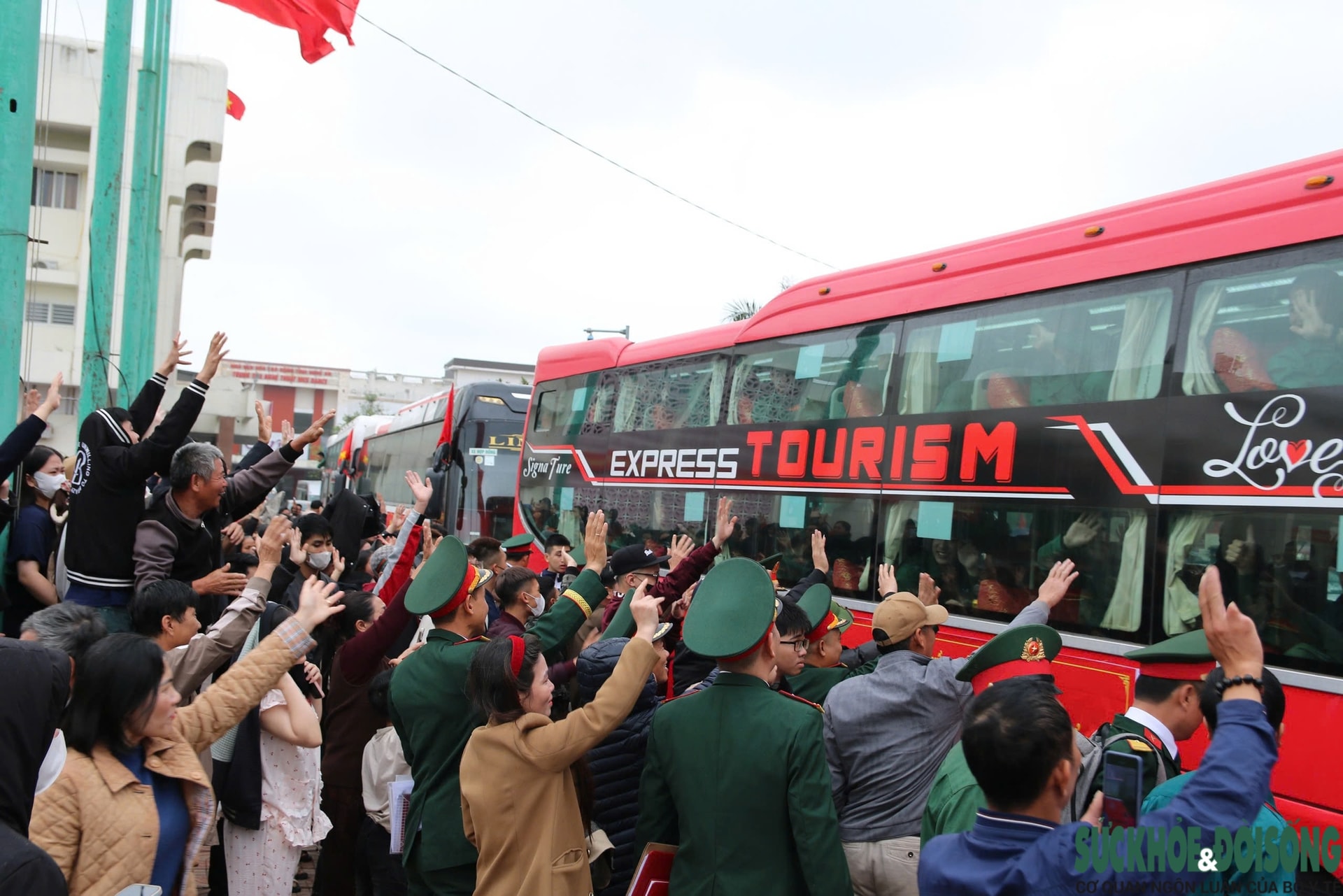 Những khoảnh khắc xúc động trong ngày tiễn quân lên đường nhập ngũ ở Nghệ An- Ảnh 16. Những khoảnh khắc xúc động trong ngày tiễn quân lên đường nhập ngũ ở Nghệ An- Ảnh 16.