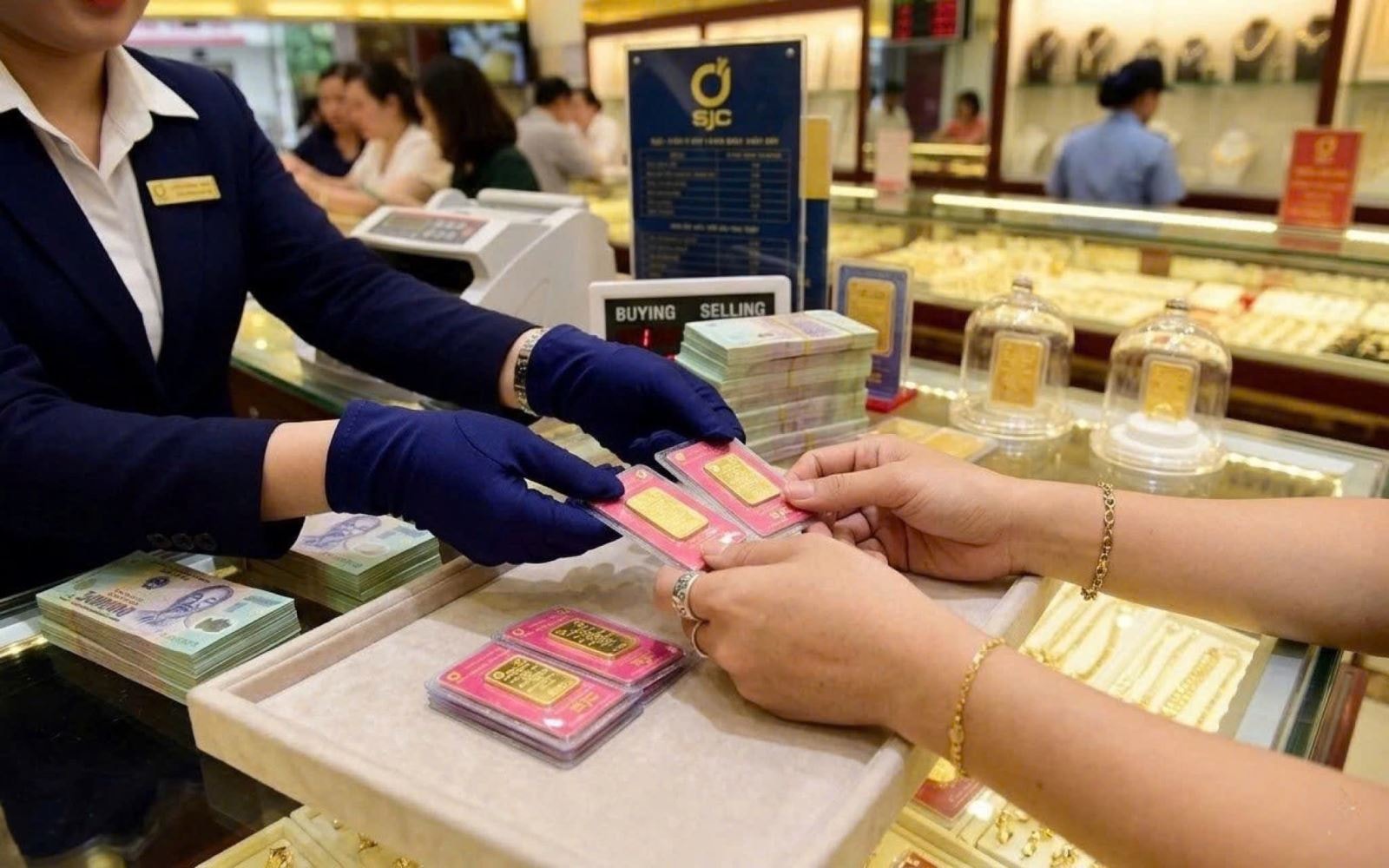 Giá vàng trong nước và thế giới bật tăng nhẹ, đầu tư lướt sóng cần thận trọng- Ảnh 1.