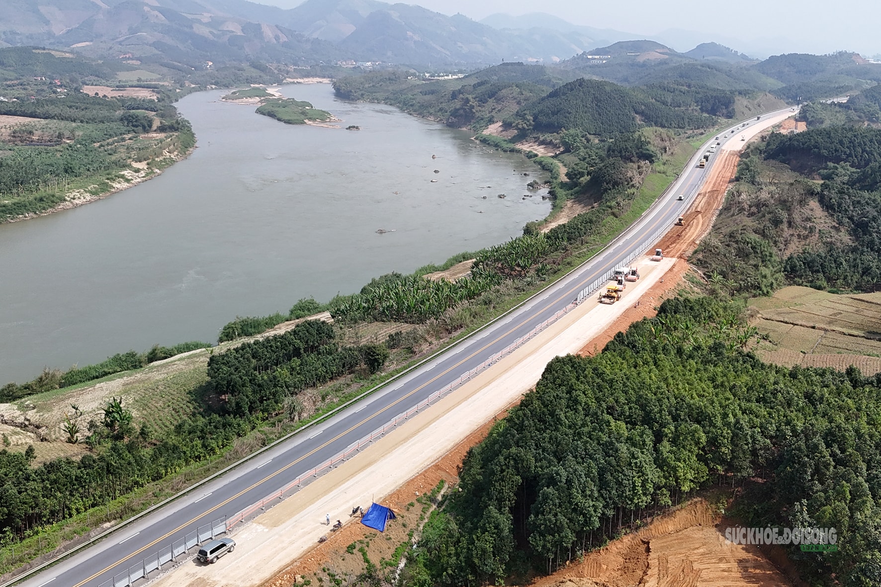 Mở rộng cao tốc Nội Bài - Lào Cai: Công trường bám tuyến, chạy đua tiến độ năm 2026- Ảnh 1.