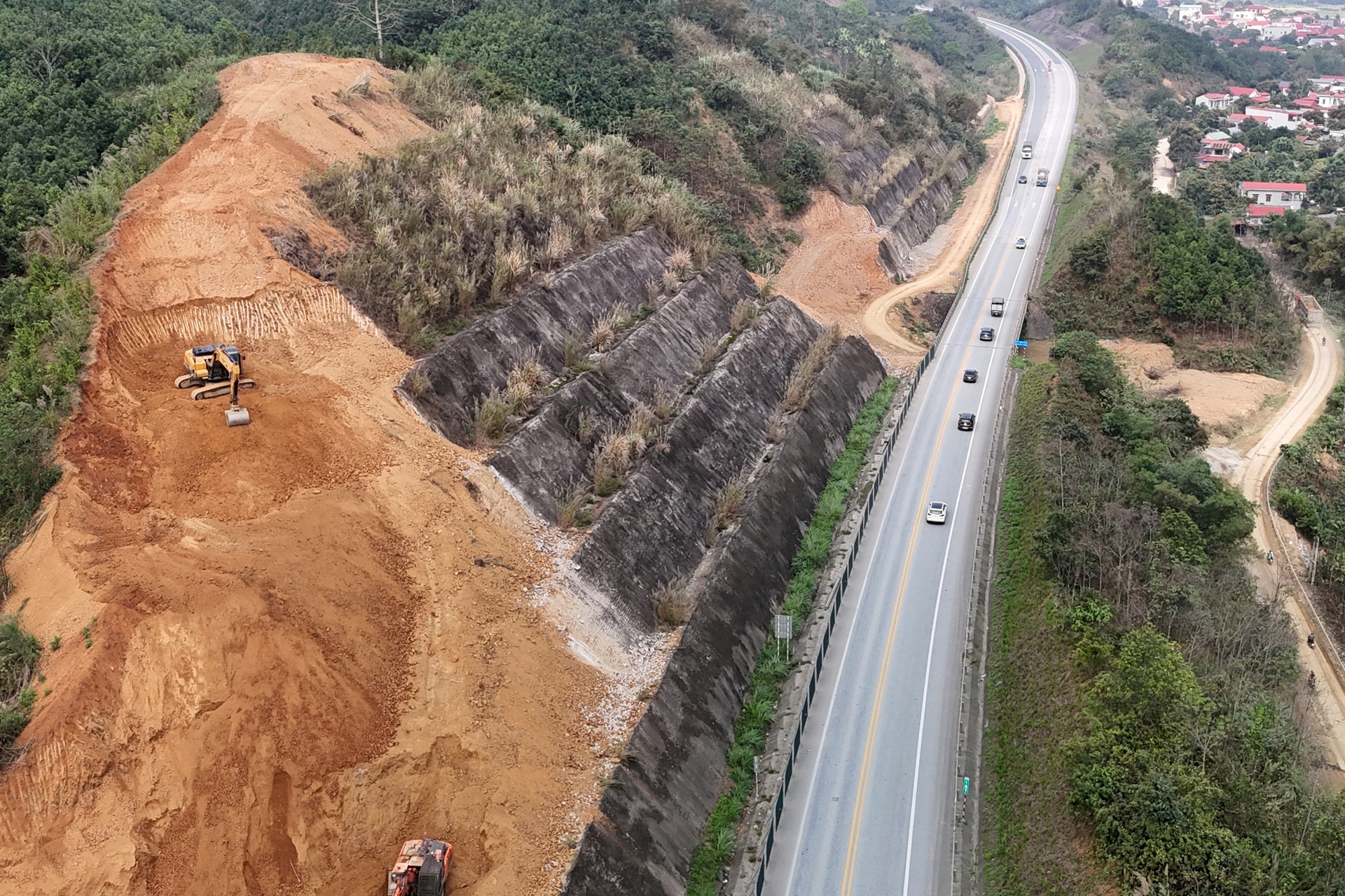 Mở rộng cao tốc Nội Bài - Lào Cai: Công trường bám tuyến, chạy đua tiến độ năm 2026- Ảnh 11.