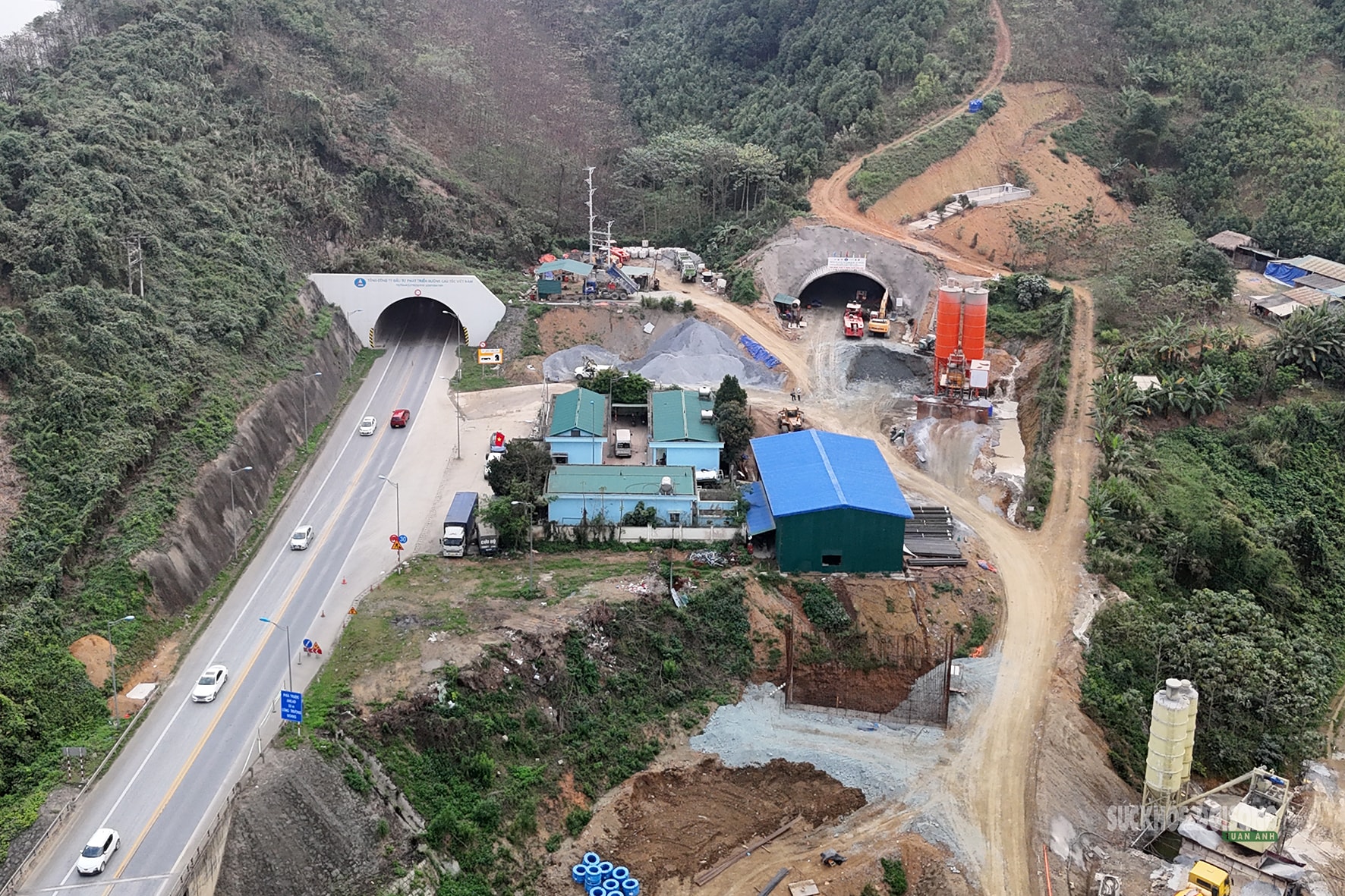 Mở rộng cao tốc Nội Bài - Lào Cai: Công trường bám tuyến, chạy đua tiến độ năm 2026- Ảnh 2.