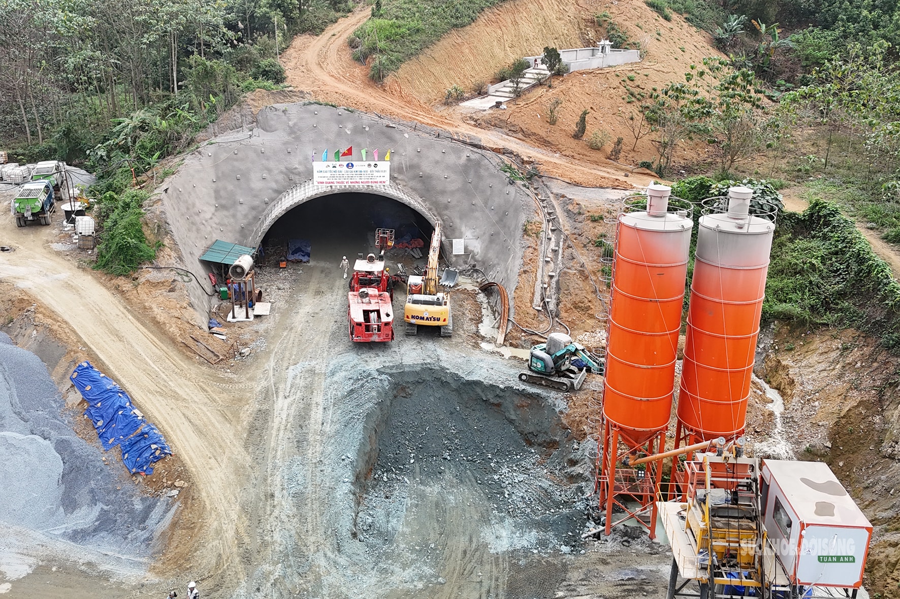 Mở rộng cao tốc Nội Bài - Lào Cai: Công trường bám tuyến, chạy đua tiến độ năm 2026- Ảnh 3.