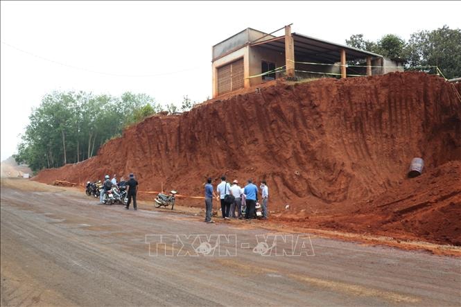 Đồng Nai dừng thi công đoạn đường khiến nhà dân chênh vênh mép vực- Ảnh 1.